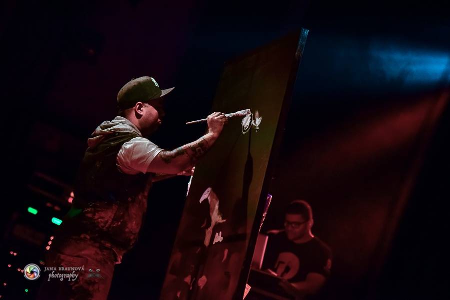 Bomby, show a ječící fanynky: Ben Cristovao zpíval v Pekle