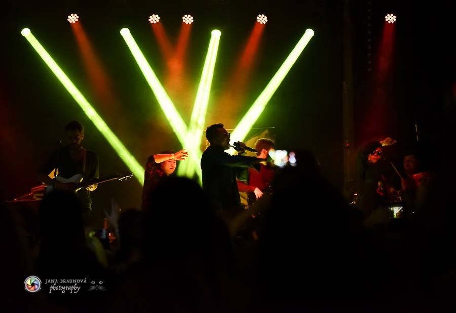 Bomby, show a ječící fanynky: Ben Cristovao zpíval v Pekle