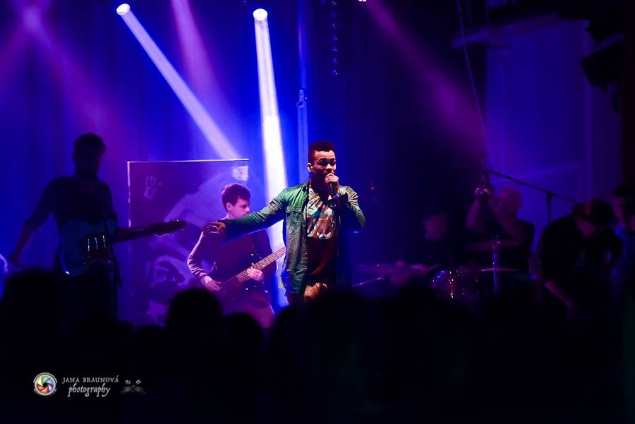 Bomby, show a ječící fanynky: Ben Cristovao zpíval v Pekle