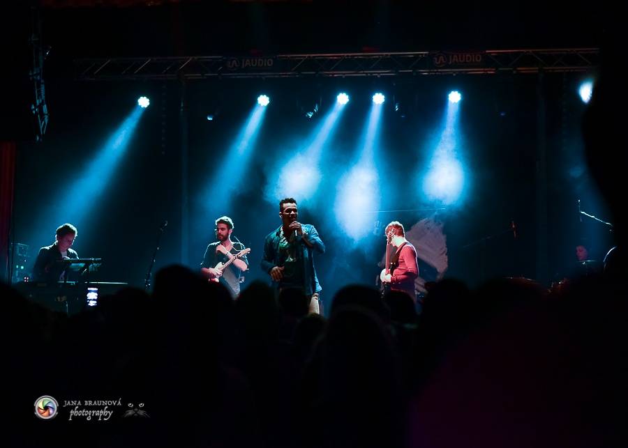 Bomby, show a ječící fanynky: Ben Cristovao zpíval v Pekle