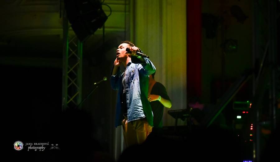 Bomby, show a ječící fanynky: Ben Cristovao zpíval v Pekle