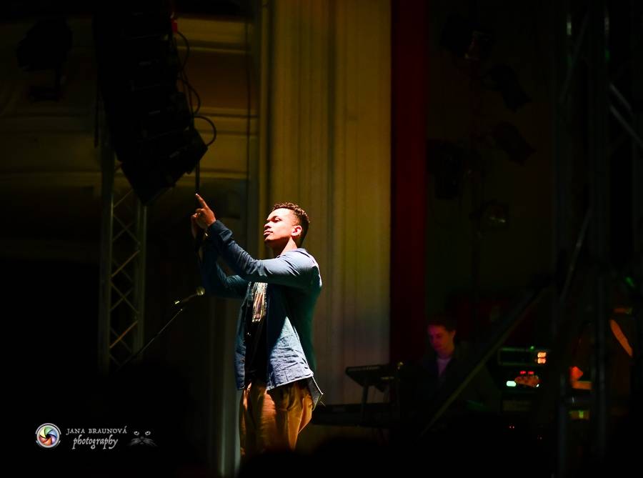 Bomby, show a ječící fanynky: Ben Cristovao zpíval v Pekle