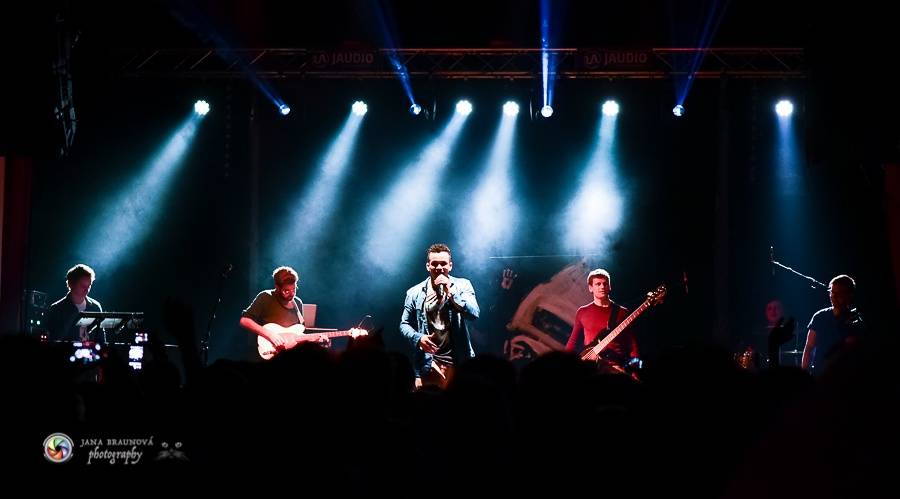 Bomby, show a ječící fanynky: Ben Cristovao zpíval v Pekle