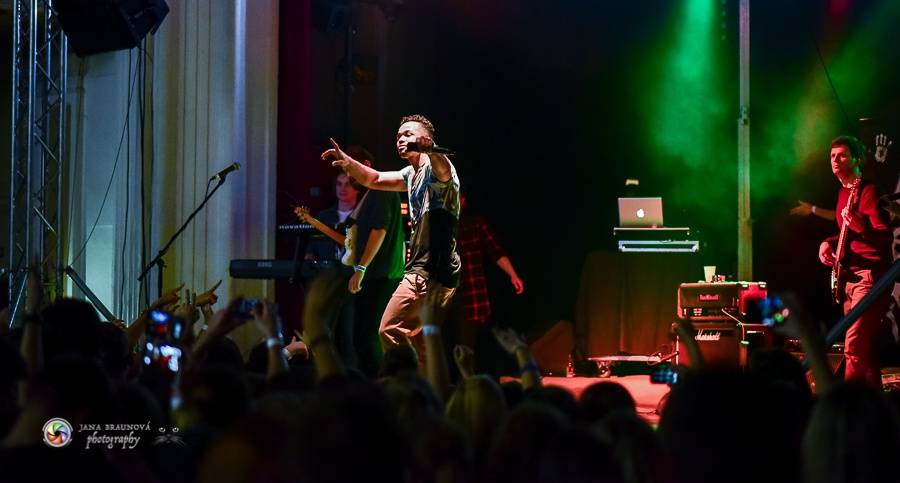 Bomby, show a ječící fanynky: Ben Cristovao zpíval v Pekle