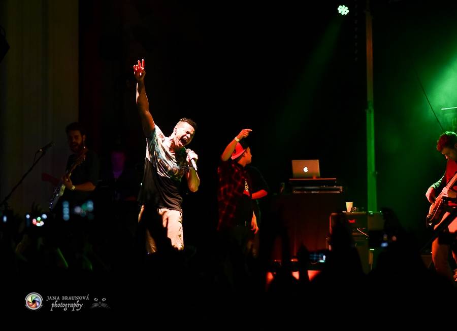 Bomby, show a ječící fanynky: Ben Cristovao zpíval v Pekle