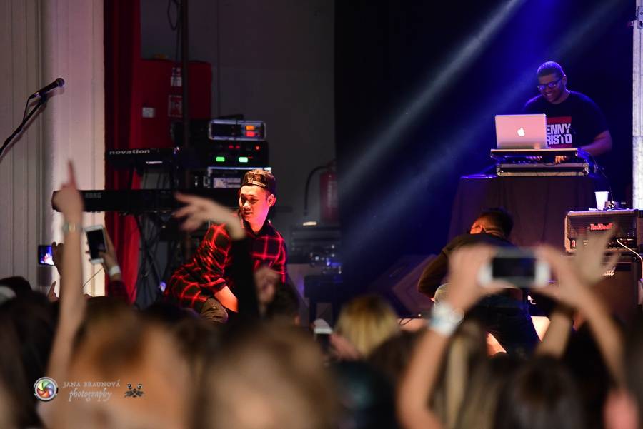 Bomby, show a ječící fanynky: Ben Cristovao zpíval v Pekle