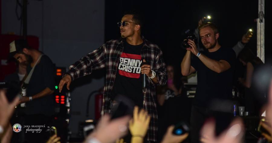 Bomby, show a ječící fanynky: Ben Cristovao zpíval v Pekle