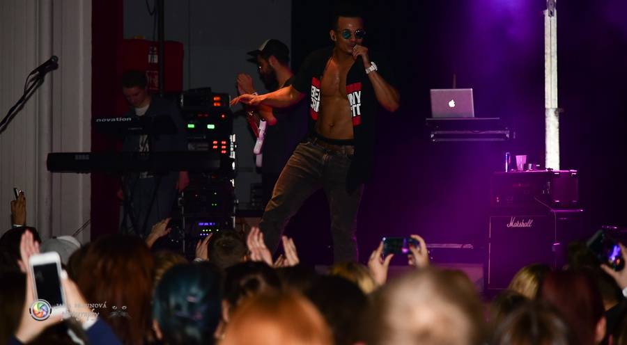 Bomby, show a ječící fanynky: Ben Cristovao zpíval v Pekle