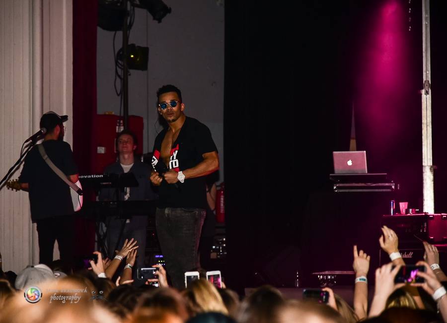 Bomby, show a ječící fanynky: Ben Cristovao zpíval v Pekle