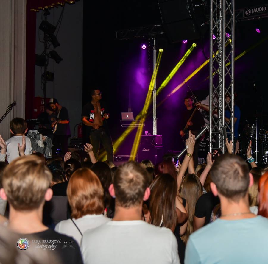 Bomby, show a ječící fanynky: Ben Cristovao zpíval v Pekle