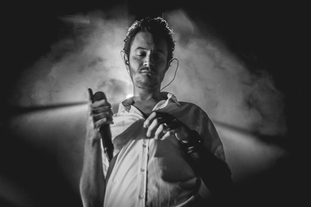 Editors uchvátili fanoušky v natřískaném klubu Roxy