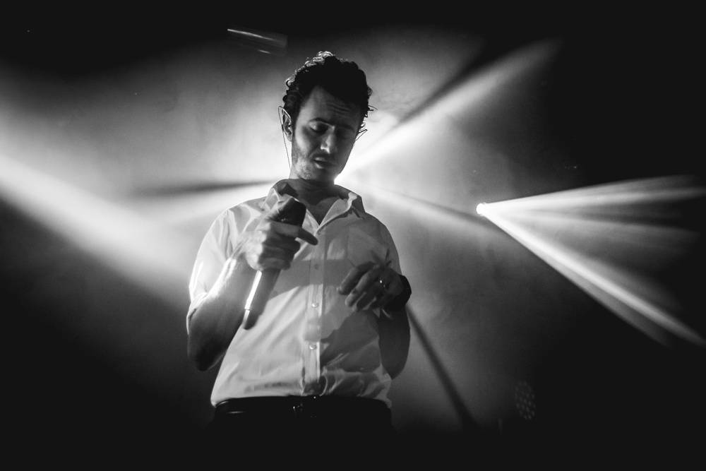 Editors uchvátili fanoušky v natřískaném klubu Roxy