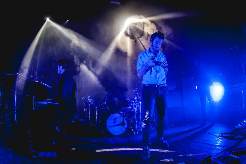 Editors uchvátili fanoušky v natřískaném klubu Roxy