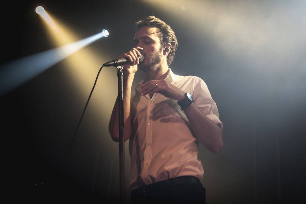 Editors uchvátili fanoušky v natřískaném klubu Roxy