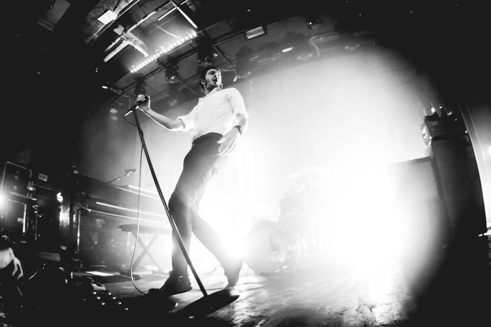 Editors uchvátili fanoušky v natřískaném klubu Roxy