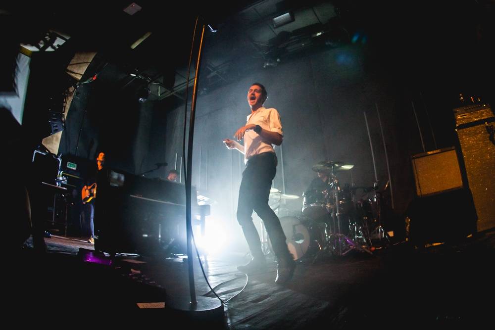 Editors uchvátili fanoušky v natřískaném klubu Roxy