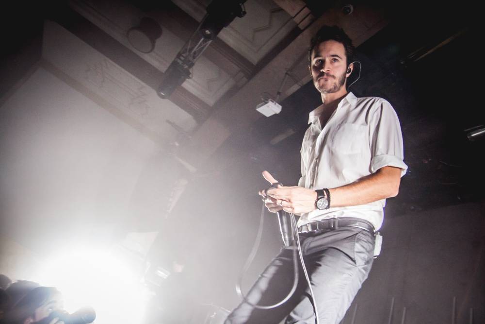 Editors uchvátili fanoušky v natřískaném klubu Roxy