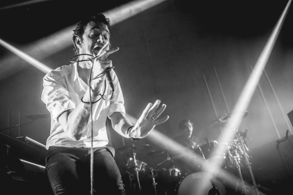 Editors uchvátili fanoušky v natřískaném klubu Roxy