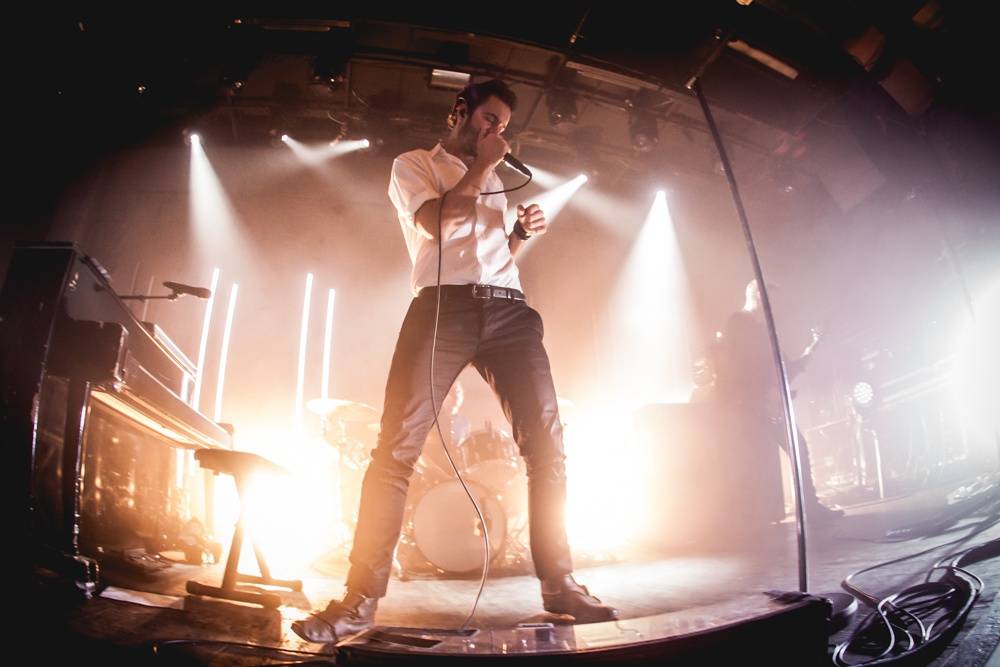 Editors uchvátili fanoušky v natřískaném klubu Roxy