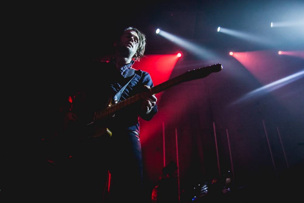 Editors uchvátili fanoušky v natřískaném klubu Roxy