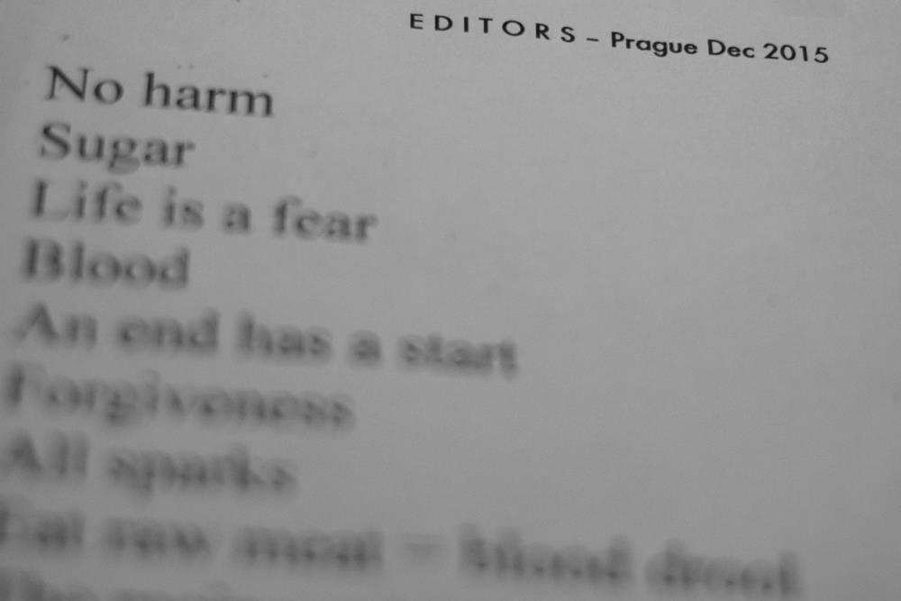 Editors uchvátili fanoušky v natřískaném klubu Roxy