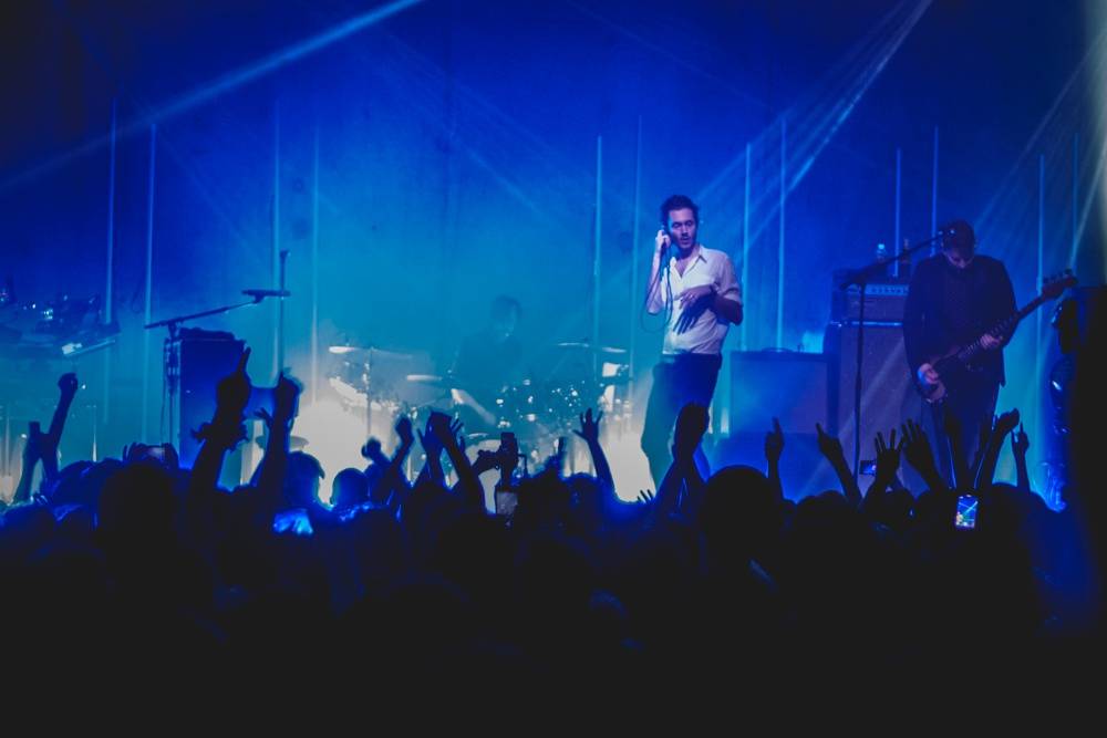 Editors uchvátili fanoušky v natřískaném klubu Roxy