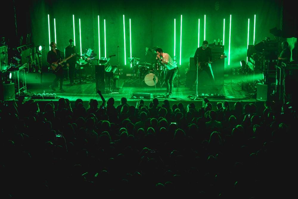 Editors uchvátili fanoušky v natřískaném klubu Roxy