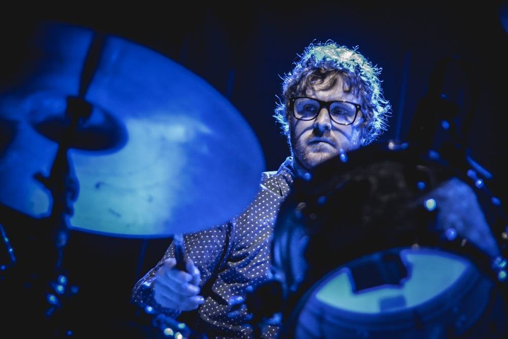 Editors uchvátili fanoušky v natřískaném klubu Roxy