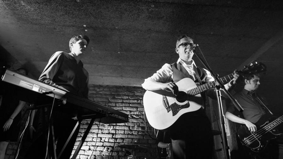 Adrian T. Bell hrál v Café V lese jako doma v obýváku