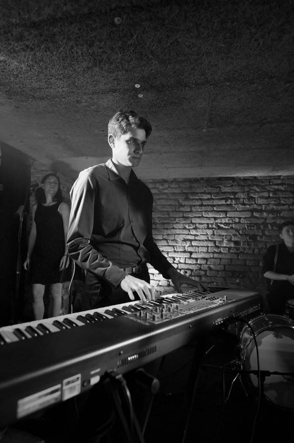 Adrian T. Bell hrál v Café V lese jako doma v obýváku