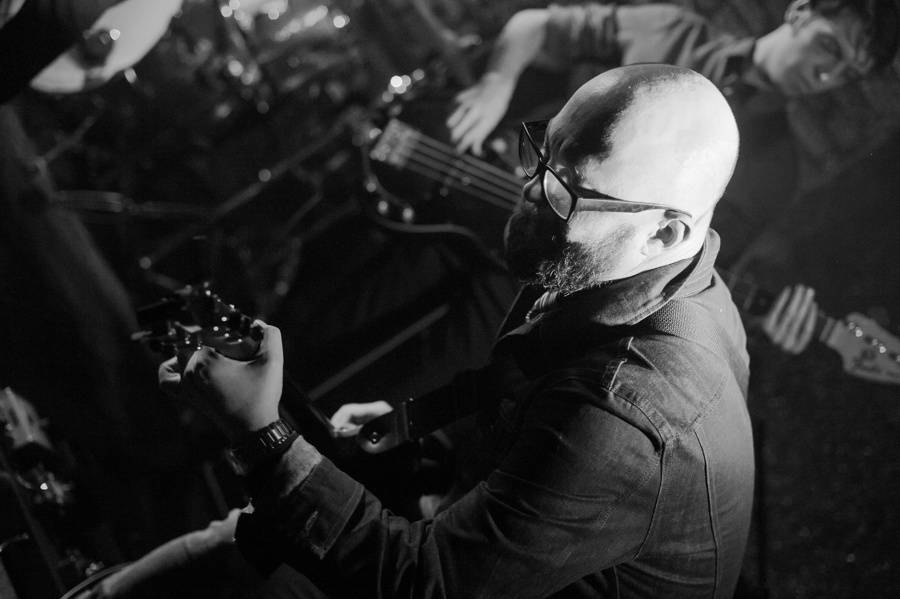 Adrian T. Bell hrál v Café V lese jako doma v obýváku