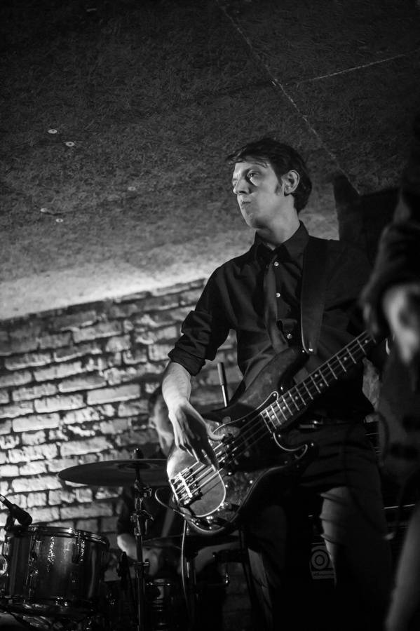 Adrian T. Bell hrál v Café V lese jako doma v obýváku