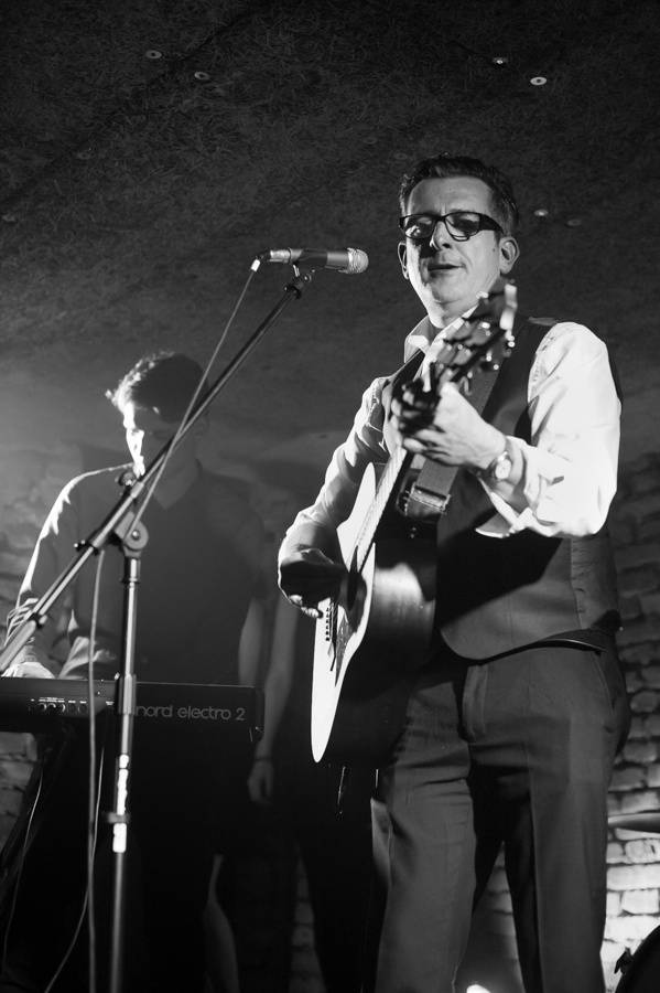 Adrian T. Bell hrál v Café V lese jako doma v obýváku