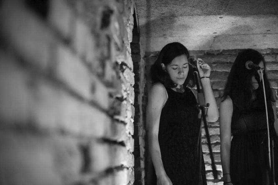 Adrian T. Bell hrál v Café V lese jako doma v obýváku