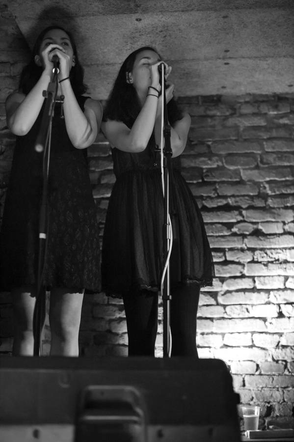 Adrian T. Bell hrál v Café V lese jako doma v obýváku