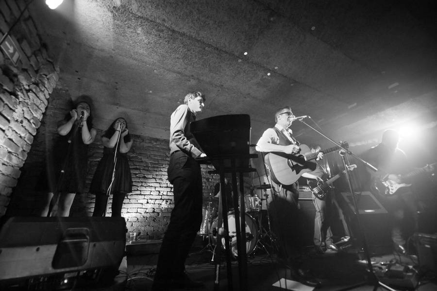 Adrian T. Bell hrál v Café V lese jako doma v obýváku