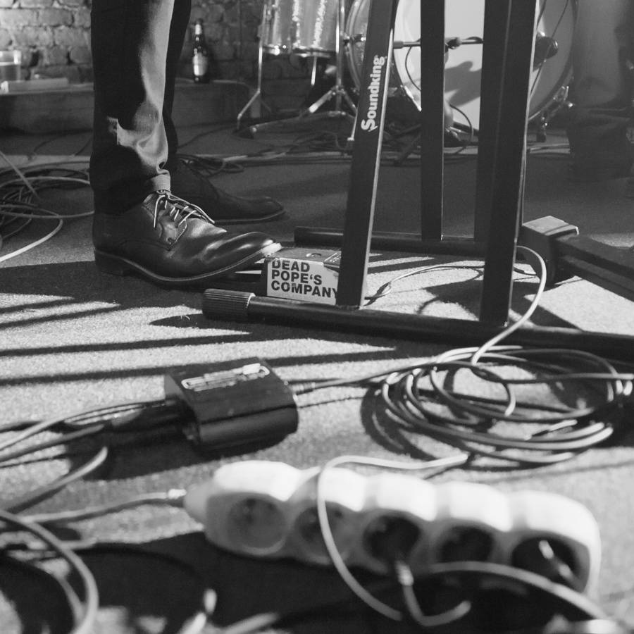 Adrian T. Bell hrál v Café V lese jako doma v obýváku