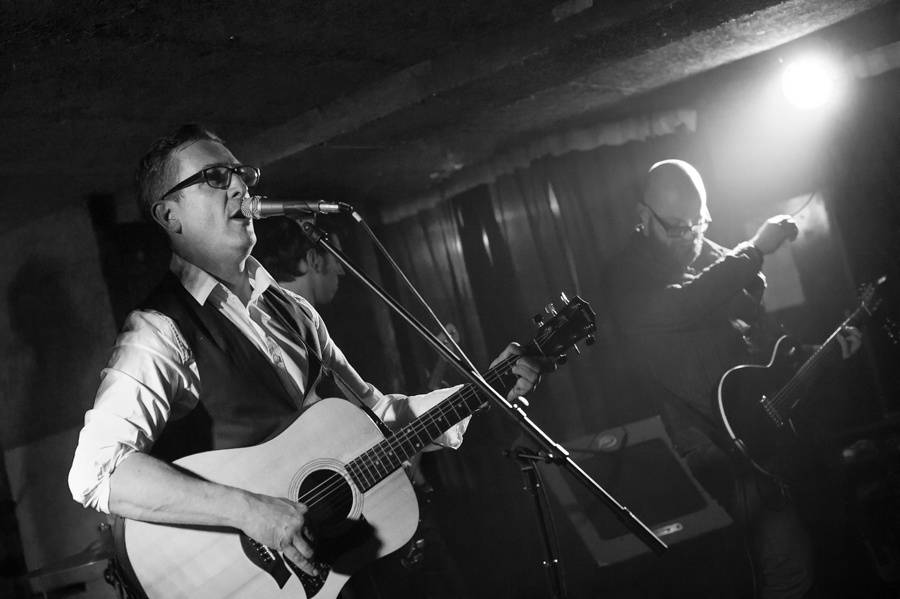 Adrian T. Bell hrál v Café V lese jako doma v obýváku