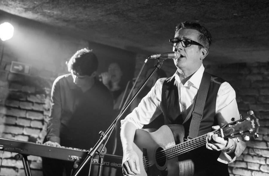 Adrian T. Bell hrál v Café V lese jako doma v obýváku