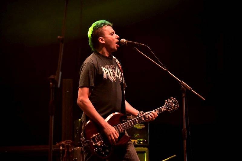 Visací zámek oslavil Kristova léta ukřižováním striptérky, gratulovali Plexis i Slobodná Europa