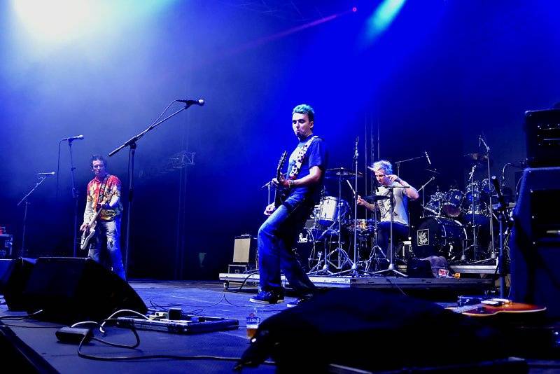 Visací zámek oslavil Kristova léta ukřižováním striptérky, gratulovali Plexis i Slobodná Europa