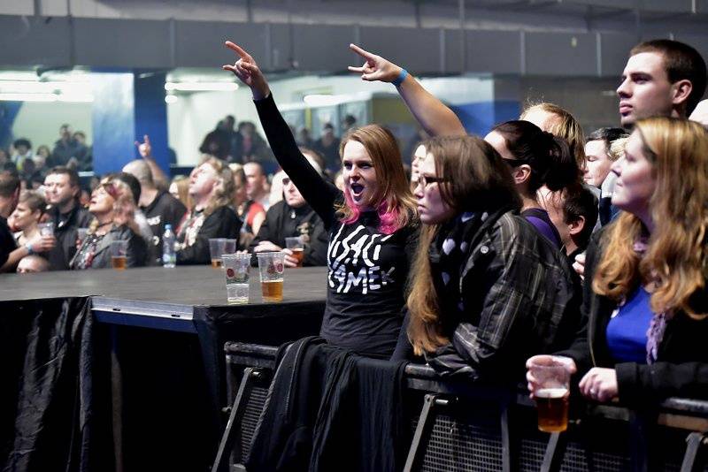 Visací zámek oslavil Kristova léta ukřižováním striptérky, gratulovali Plexis i Slobodná Europa