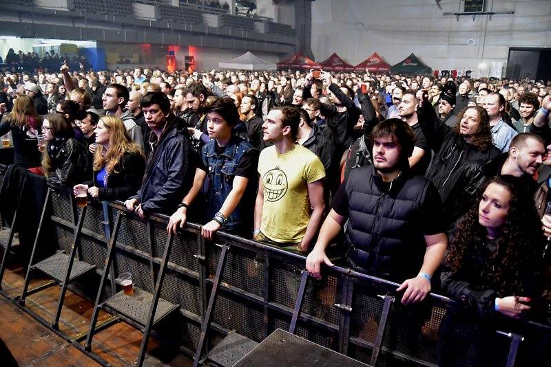 Visací zámek oslavil Kristova léta ukřižováním striptérky, gratulovali Plexis i Slobodná Europa