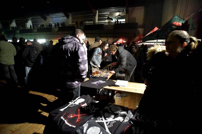 Visací zámek oslavil Kristova léta ukřižováním striptérky, gratulovali Plexis i Slobodná Europa