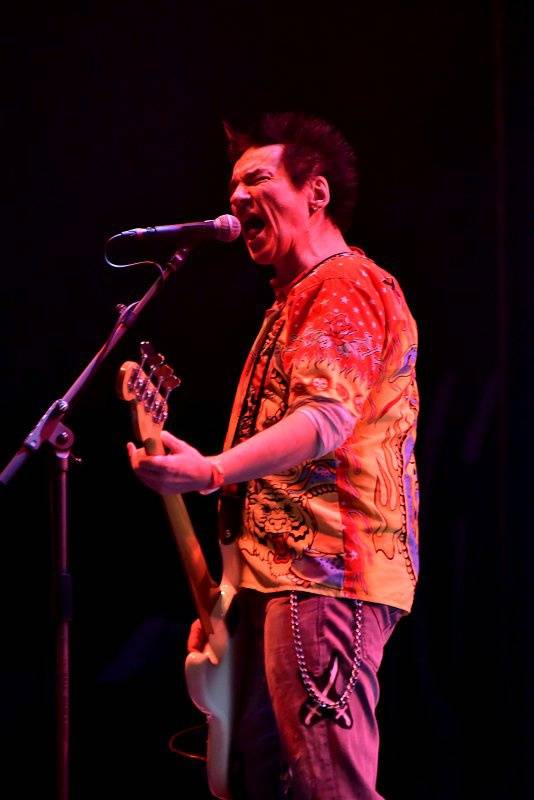 Visací zámek oslavil Kristova léta ukřižováním striptérky, gratulovali Plexis i Slobodná Europa