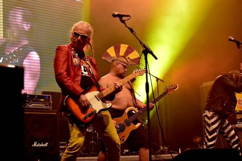 Visací zámek oslavil Kristova léta ukřižováním striptérky, gratulovali Plexis i Slobodná Europa