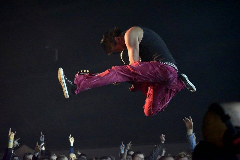 Visací zámek oslavil Kristova léta ukřižováním striptérky, gratulovali Plexis i Slobodná Europa