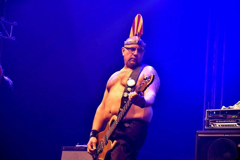 Visací zámek oslavil Kristova léta ukřižováním striptérky, gratulovali Plexis i Slobodná Europa