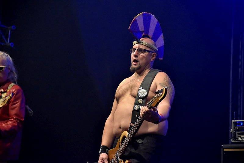 Visací zámek oslavil Kristova léta ukřižováním striptérky, gratulovali Plexis i Slobodná Europa