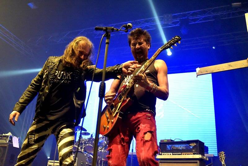 Visací zámek oslavil Kristova léta ukřižováním striptérky, gratulovali Plexis i Slobodná Europa